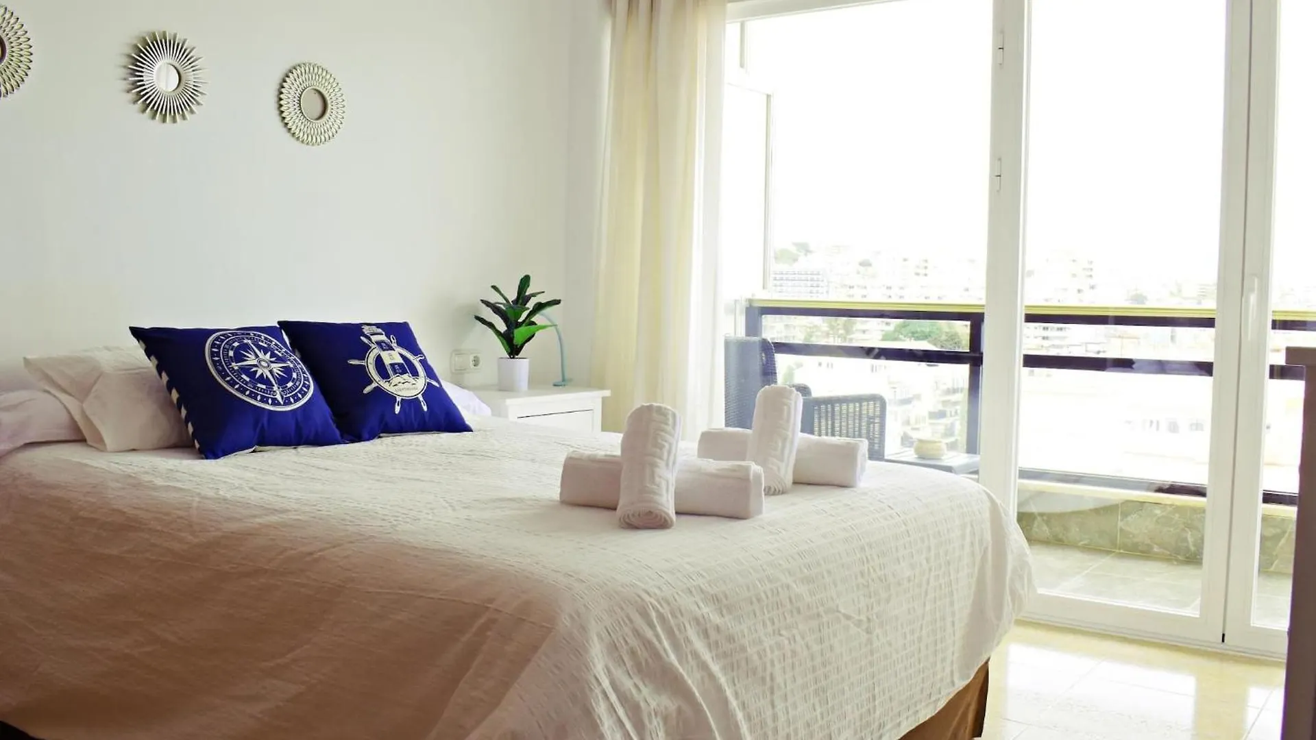 Luminoso Apartamento De 3 Dormitorios A Pie De Playa En Torremolinos Apartment