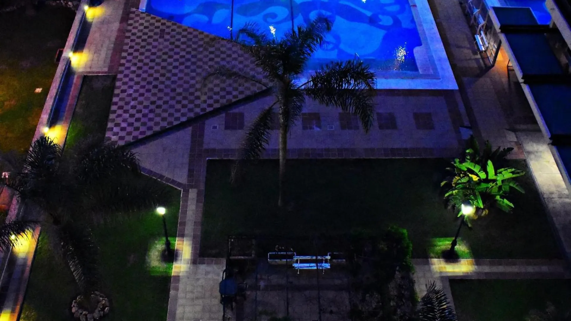 Luminoso Apartamento De 3 Dormitorios A Pie De Playa En Torremolinos