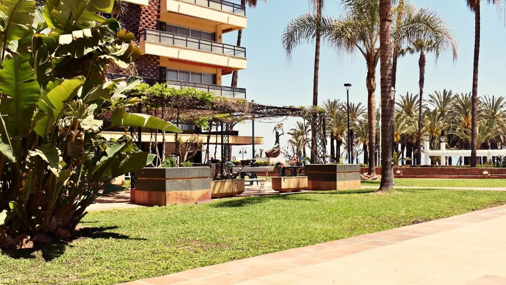Luminoso Apartamento De 3 Dormitorios A Pie De Playa En Torremolinos 0*,  Spain