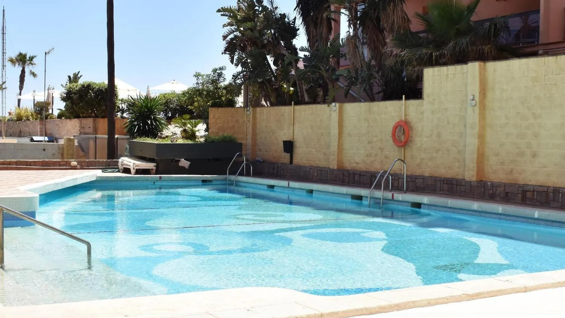 Luminoso Apartamento De 3 Dormitorios A Pie De Playa En Torremolinos Spain